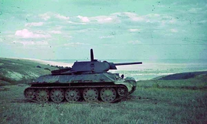 Tanc sovietic T-34 abandonat pe câmpul de bătălie (© Das Bundesarchiv Bild 169-0017)