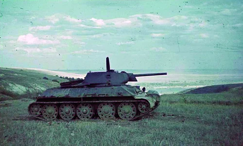 Tanc sovietic T-34 abandonat pe câmpul de bătălie (© Das Bundesarchiv Bild 169-0017)