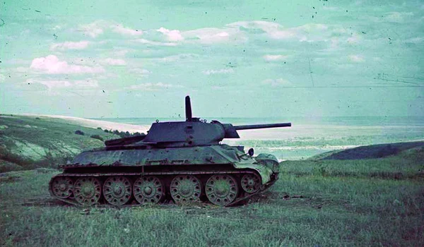 Tanc sovietic T-34 abandonat pe câmpul de bătălie (© Das Bundesarchiv Bild 169-0017)