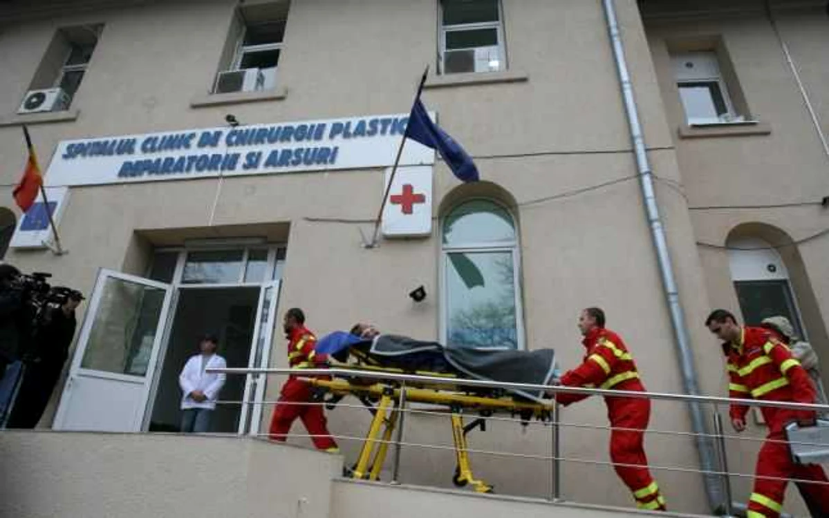 
    Pacientul a fost adus la Spitalul de Arși de la Suceavafoto:adevarul.ro  