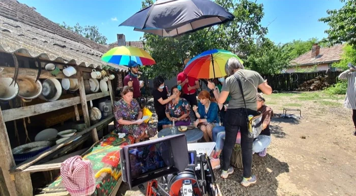 La filmări, actorii sunt tratați ca niște vedete și sunt protejați de soare sau de ploaie