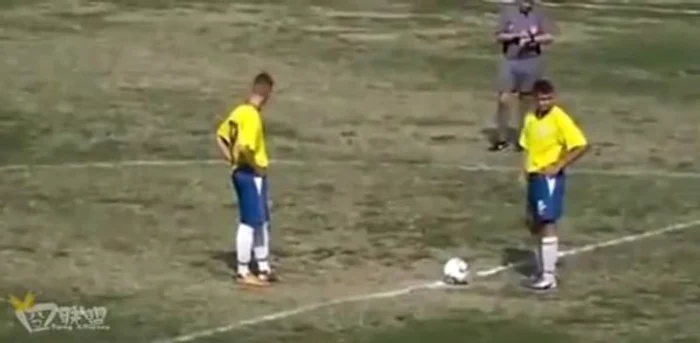 Momentul in care fotbalistul a sutat de la centrul terenului