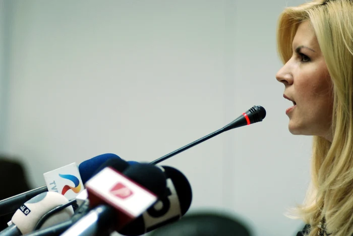 Elena Udrea a felicitat-o pe fiica preşedintelui pentru nunta reuşită FOTO Mediafax