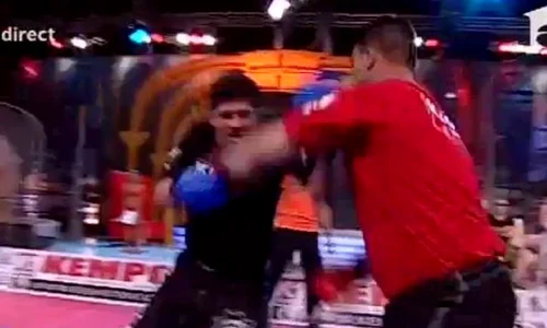 Ambii concurenți și au împărțit pumni în primele reprize jpeg