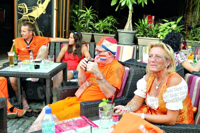 
    La Bucureşti au venit  şi suportere a căror ţinută  era în ton cu tradiţiile olandeze  