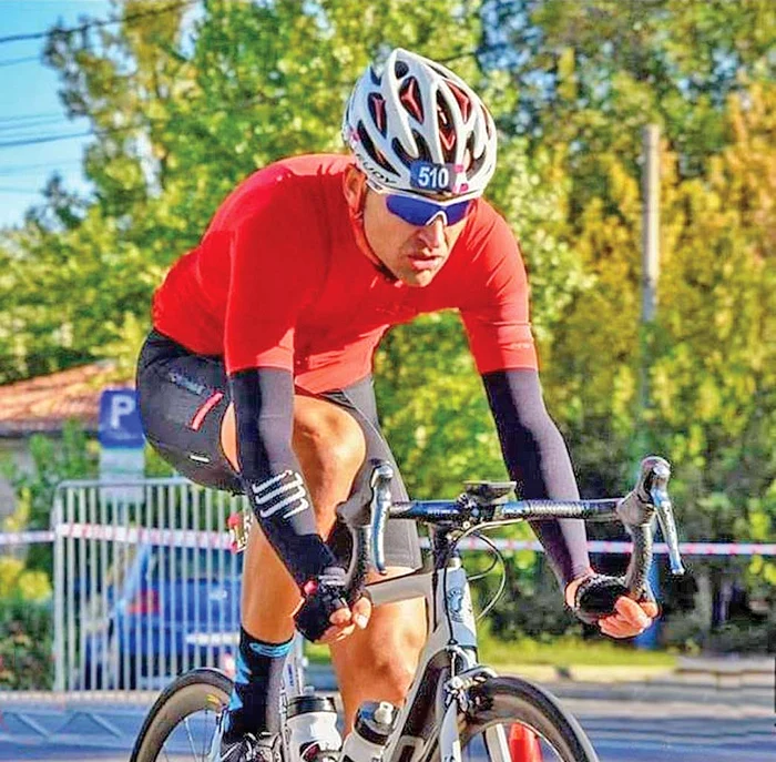 A pedalat 250 de kilometri în 23 de ore, la o competiţie din Grecia