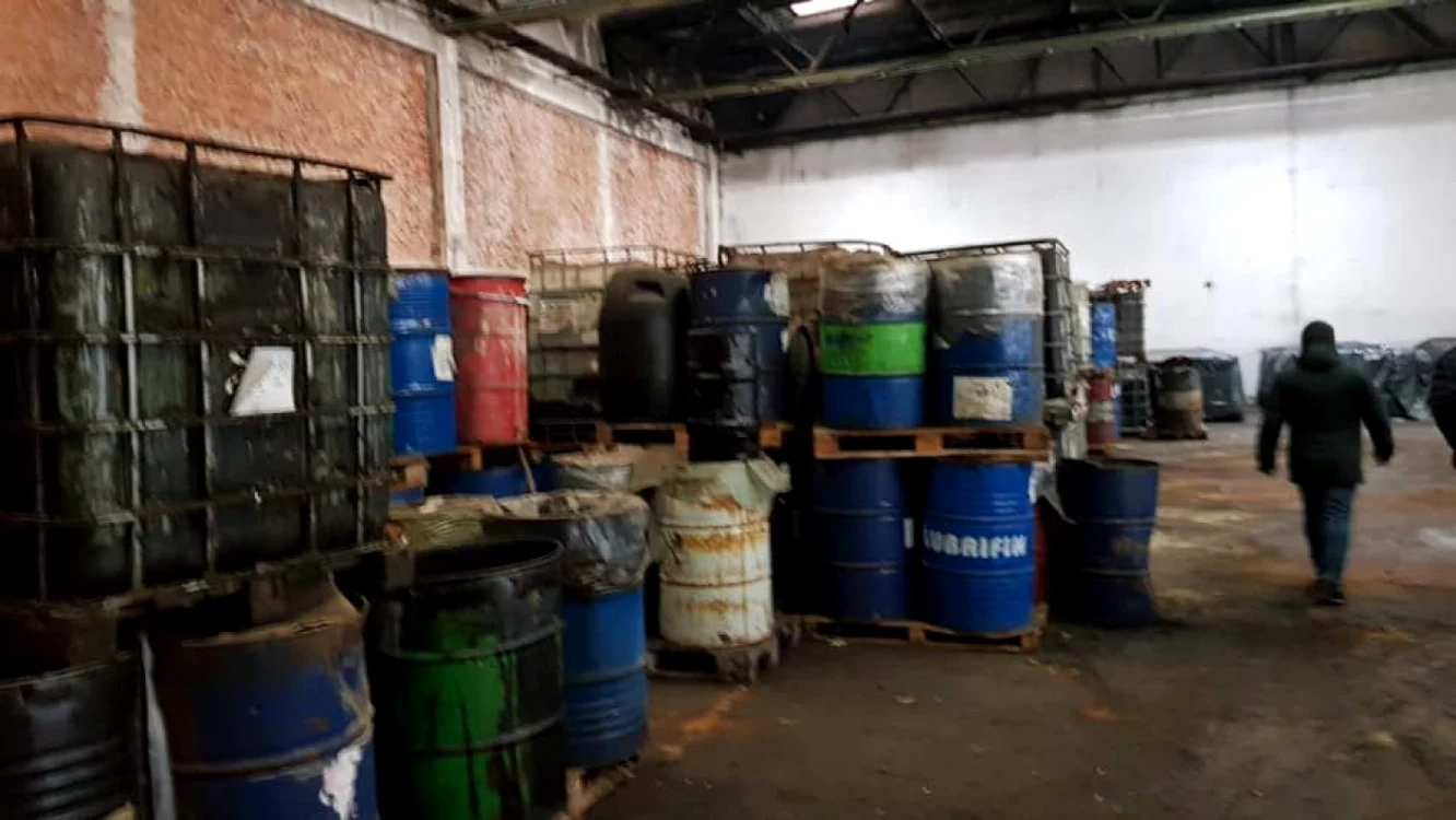 Pe fosta platformă ARO Câmpulung Muscel sunt abandonate 1.600 de tone de deşeuri periculoase FOTO: Elena Lasconi