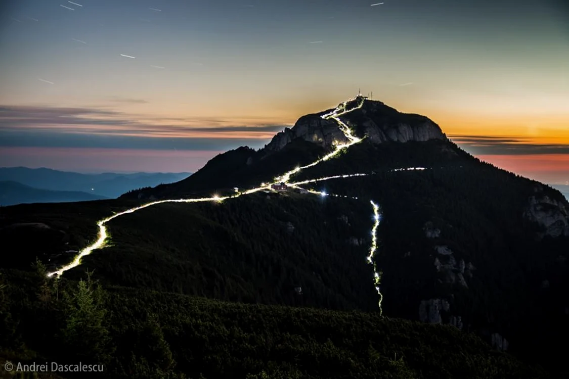 Frontalele turiştilor au inundat cu lumină traseele. FOTO: Andrei Dăscălescu