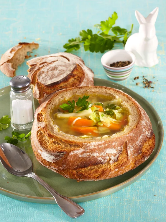 
    Ciorbă de legume în pâine  