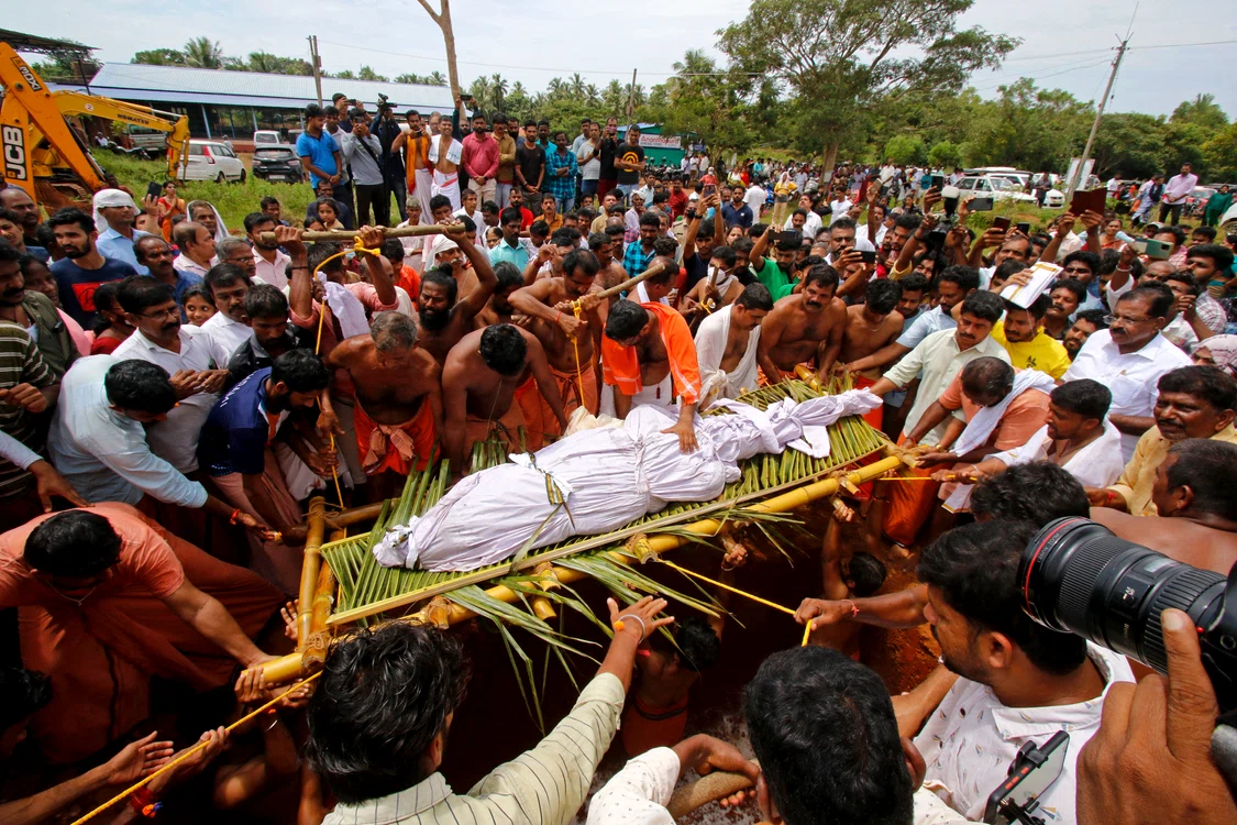 Sute de localnici au luat parte la funeralii (Foto: AFP)