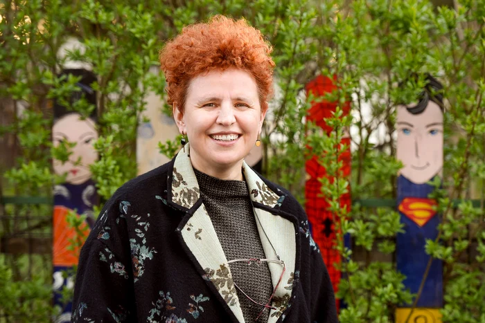 Elisabeta scrie de multe ori chiar ea pe caiete ceea ce le predă copiilor FOTO proiectulmerito.ro