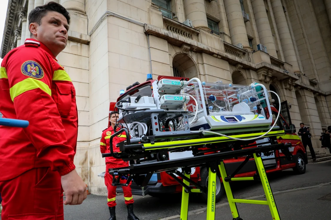 Targa specială și incubatorul pentru nou-născuții cu probleme grave de sănătate. Foto: mai.ro