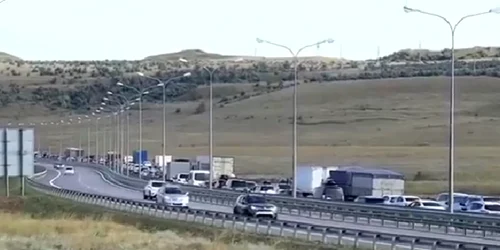 Cozi de maşini în Crimeea FOTO Twitter/UkraineWorld