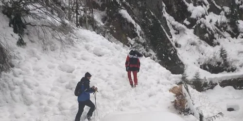 Salvamont Operaţiunea de salvare a cabanierului de la Petrimanu Foto SPJ Salvamont Vâlcea
