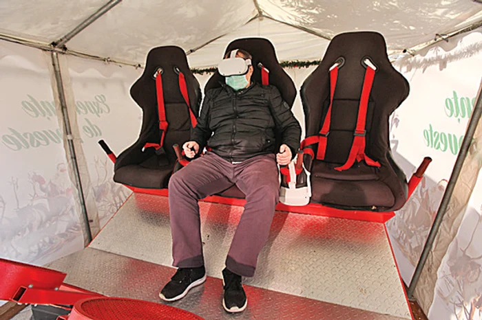 Cei mici sunt captivaţi de expoziţie