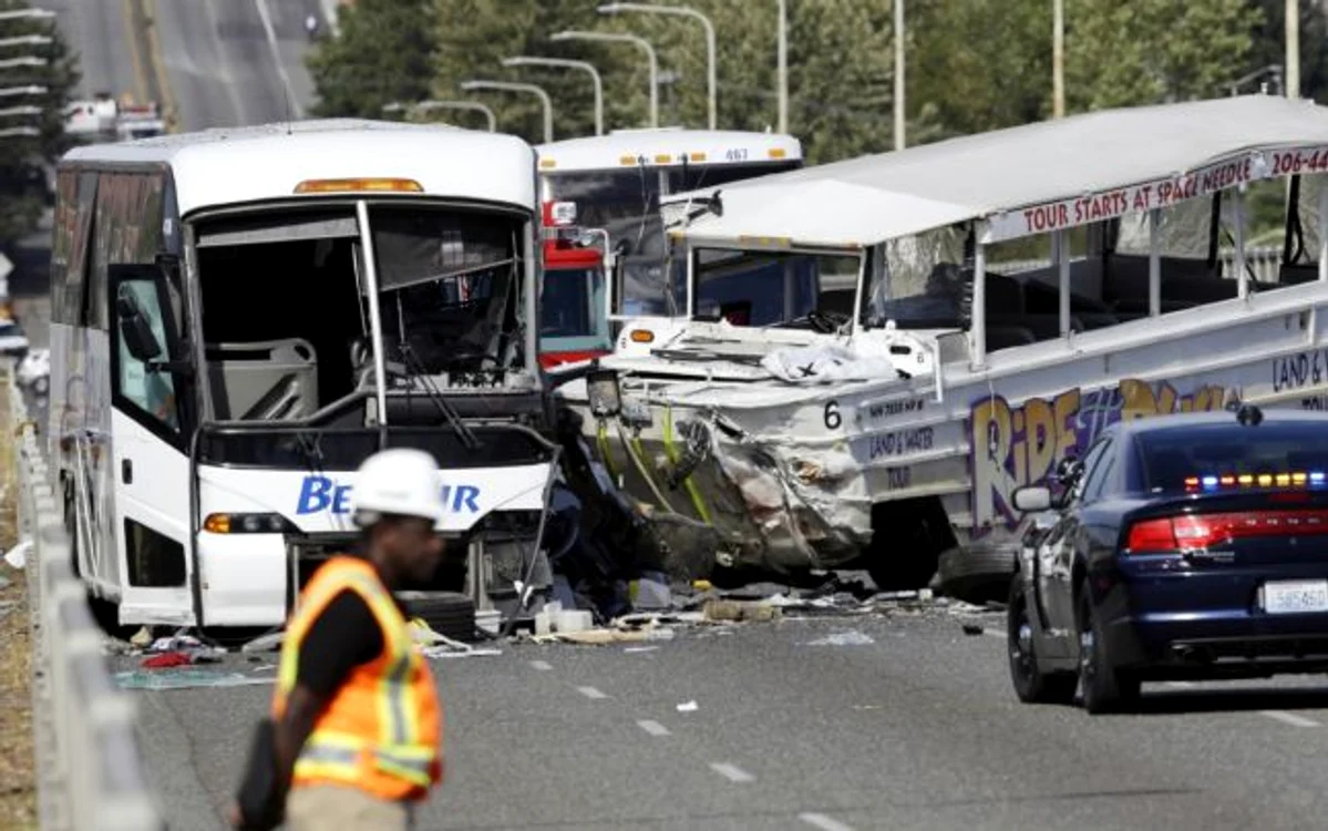 Un autobuz plin cu pasageri a fost lovit de un camionfoto: arhiva Adevarul