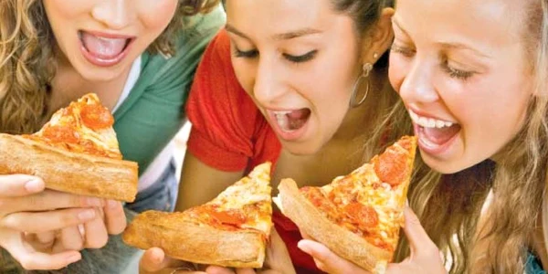Pizza şi hamburgerii afectează vasele şi fibrele elastice din piele
