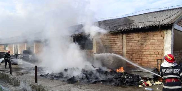Un camion parcat lângă hală a fost în pericol să ia foc (foto ISU Sălaj)