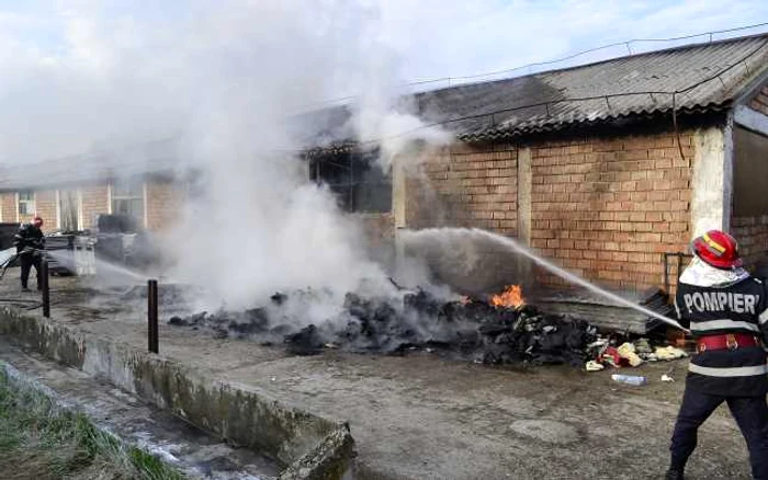 Un camion parcat lângă hală a fost în pericol să ia foc (foto ISU Sălaj)