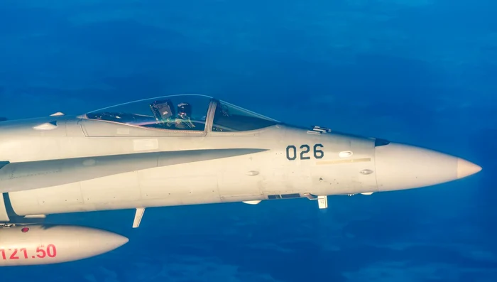 Unul dintre cele două avioane care au escortat aeronava Spartan.