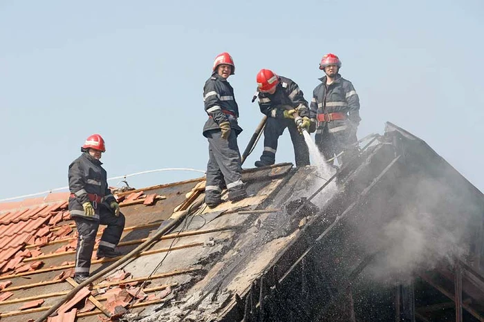 
    În fiercare locuinţă ar trebui să se regăsească un detector de fum şi de gaze. Aceste dispozitive pot face diferenţa între viaţă şi moarte.  