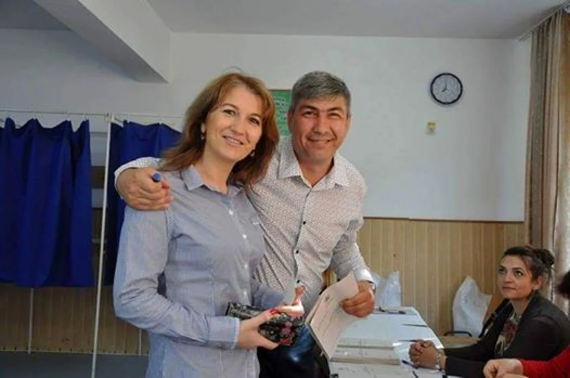 Bogdan Sîrbu şi soţia, Cristina, în secţia de votare
