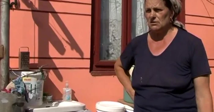 Valeria Manea a găsit viermele în cana cu apă, după ce a luat apă de la robinet