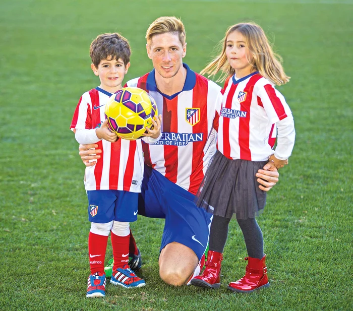 
    Cei doi copii ai atacantului, Leo şi Nora, au fost alături de el în această zi specială Foto: AP  