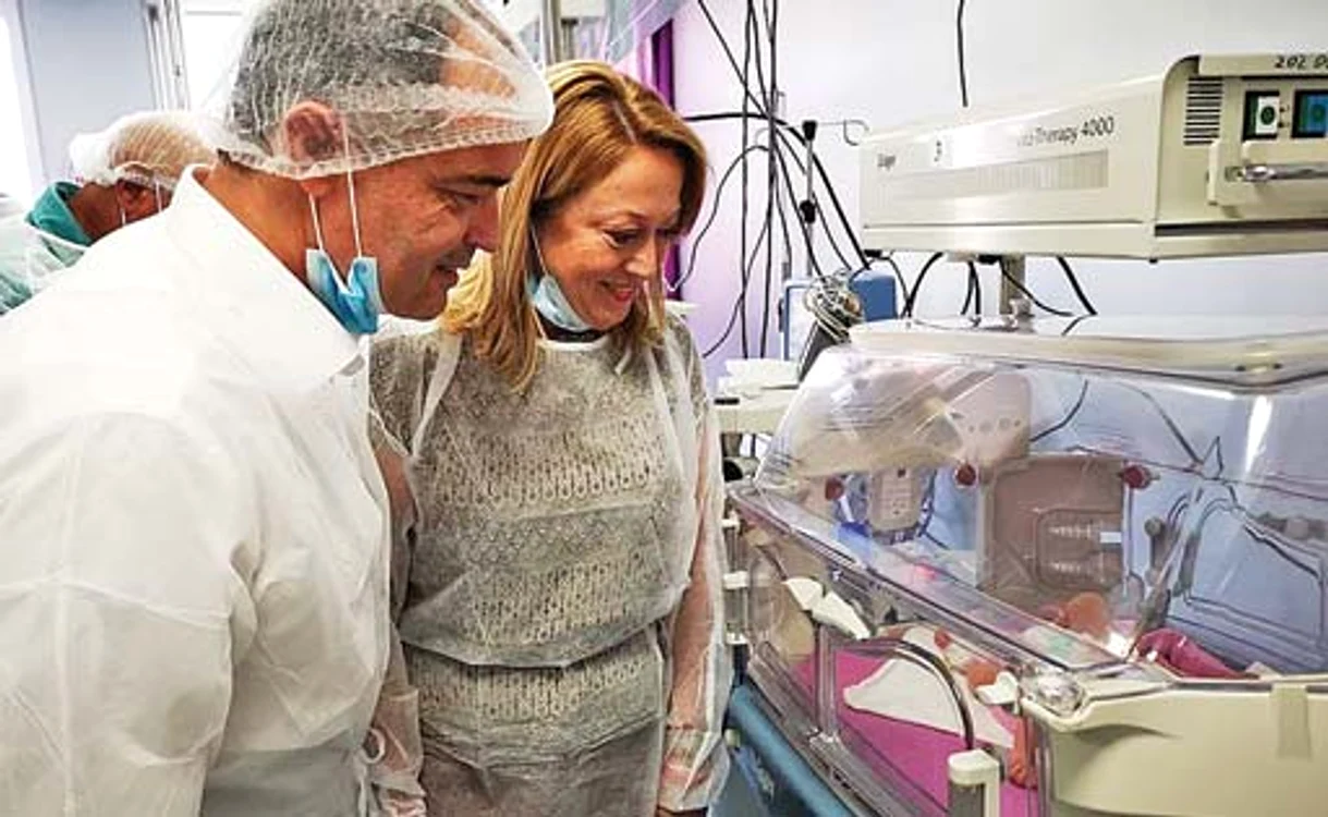 Micuţul, ajutat să respire de dispozitivul performantFoto: adevarul.ro
