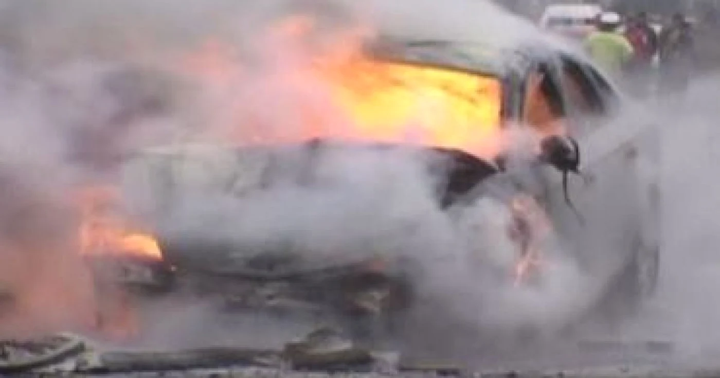 Suceava: Filmaţi în timp ce incendiau un autoturism