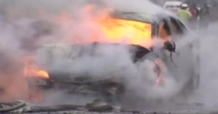 Suceava: Filmaţi în timp ce incendiau un autoturism