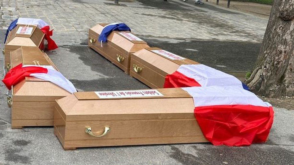 Sicrie misterioase, acoperite cu steagul Franței, depuse la picioarele Turnului Eiffel din Paris. Ce mesaj este scris pe ele