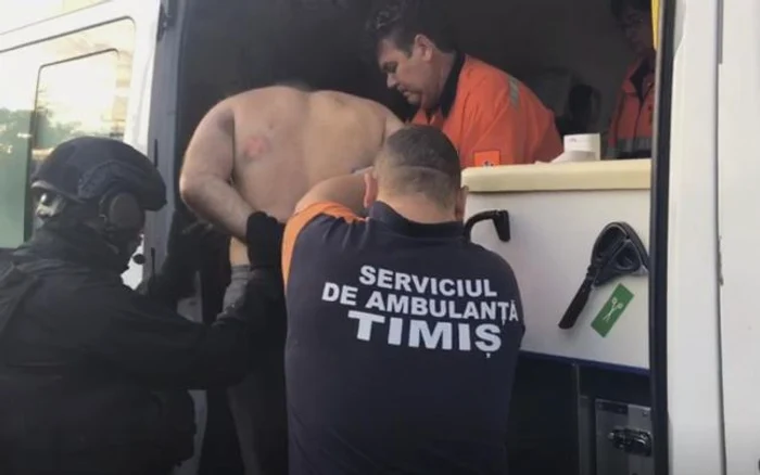 Lepa este urcat în ambulanţă