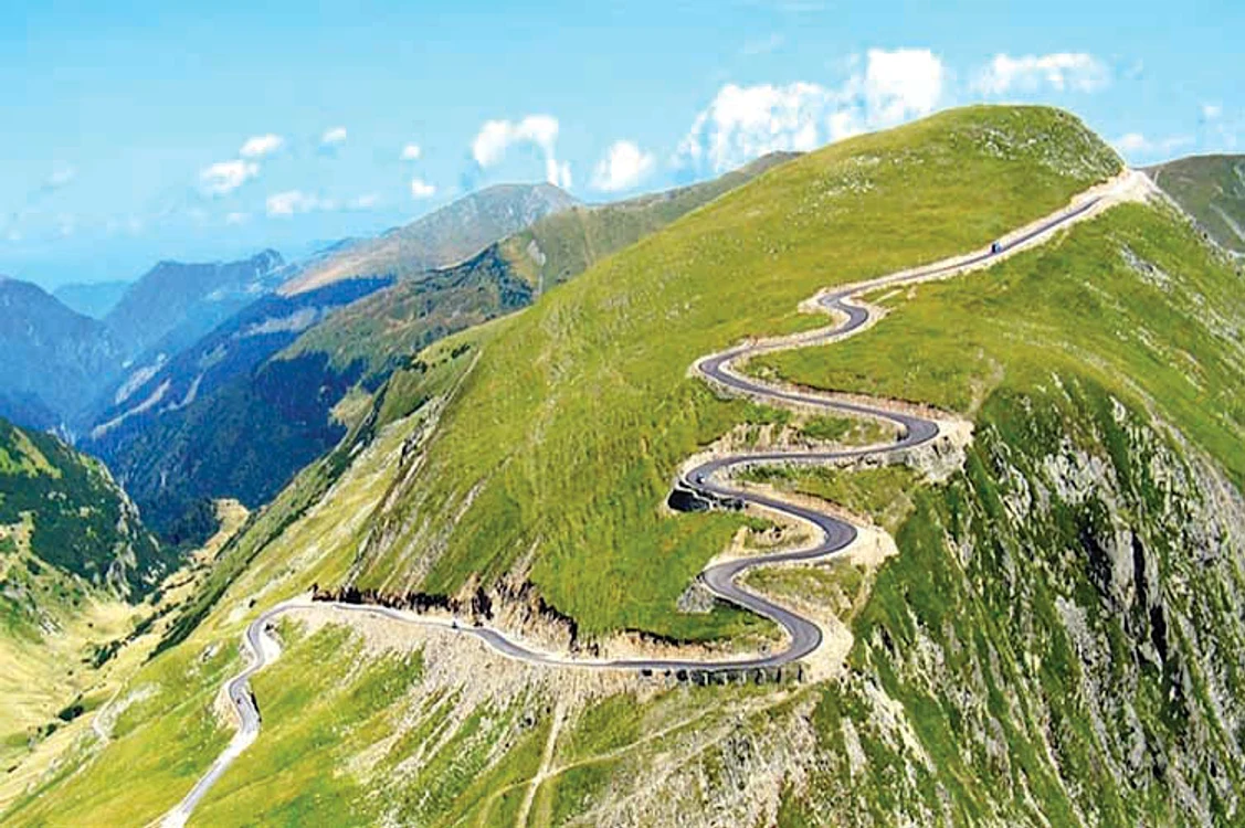 Redeschiderea circulației pe Transalpina aduce în Munții Parâng mai mulți turiști Foto: Arhivă 