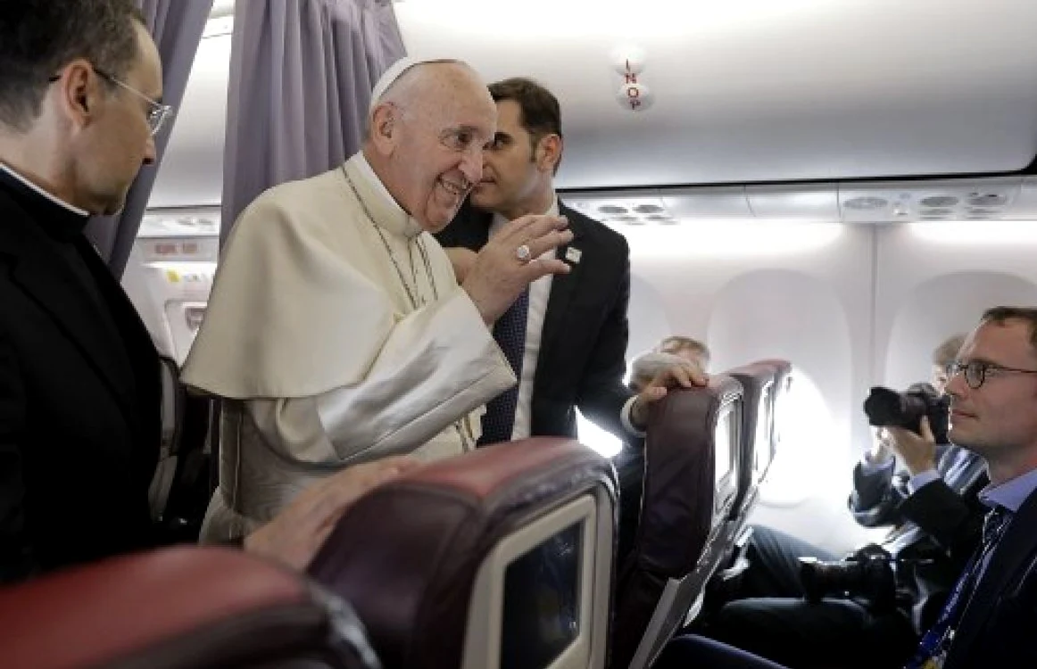 Papa Francisc vorbeste cu jurnalistii in avion, la intoarcerea din Romania FOTO AFP