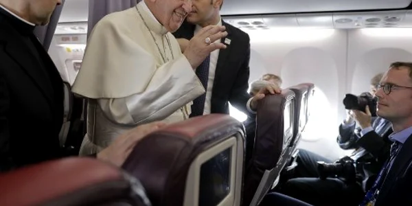 Papa Francis tine un discurs in fata jurnalistilor la intoarcerea din vizita sa in Romania FOTO AFP