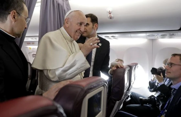 Papa Francisc vorbeste cu jurnalistii in avion, la intoarcerea din Romania FOTO AFP