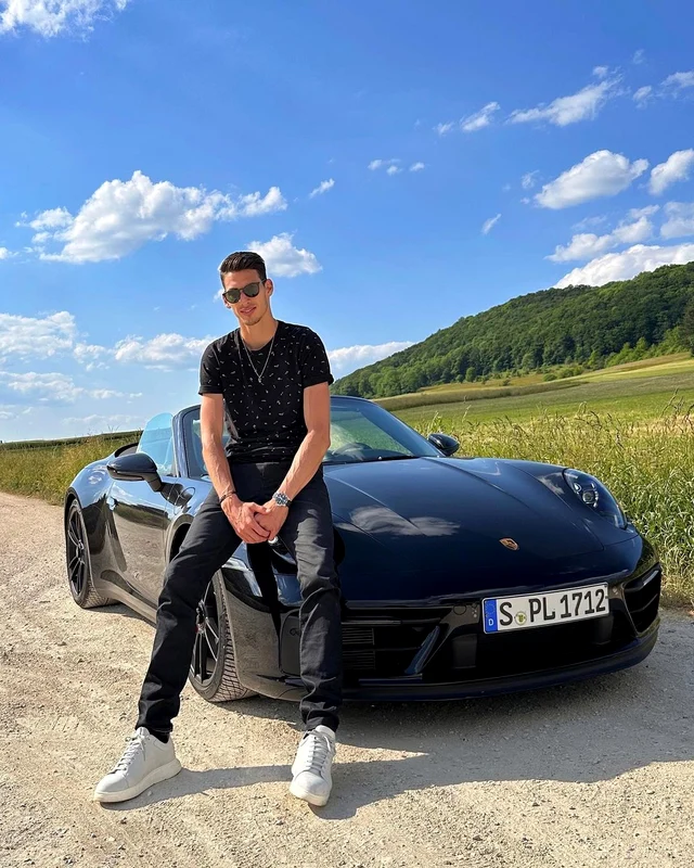 Victor Cornea conduce un Porsche 911 Carrera cabriolet / foto: Instagram