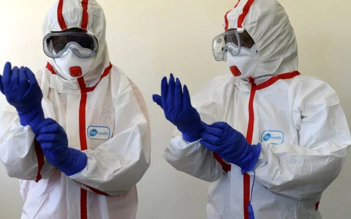 Toate protecțiile medicilor care lucrează cu infectați Covid-19 sunt din plastic, de la combinezoane, mănuși și până la ochelari și viziere