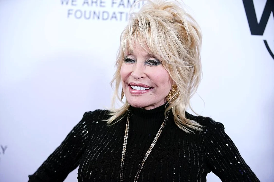 
    Dolly Parton poartă la 74 der ani aceleași haine de acum 25 de ani  