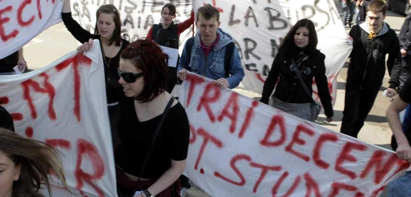 Studenţii vor să afle cum trec colegii lor prin criză. Foto: Adevărul