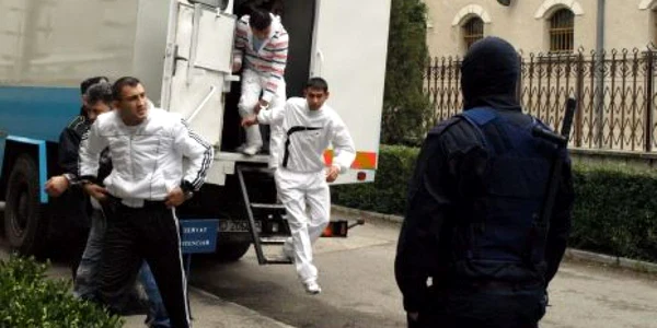 Membrii grupului suspectat de trafic de persoane au fost înfăţişaţi instanţei. D.G.