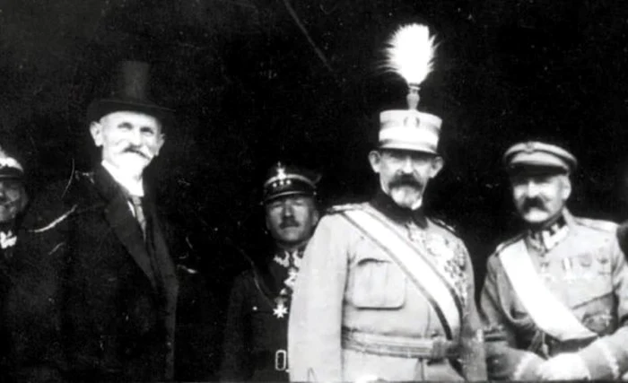 De la stânga la dreapta: preşedintele polonez Stanisław, regele Ferdinand al României şi mareşalul Piłsudsk; aspecte din timpul vizitei în Polonia a oficialilor români, iunie 1923