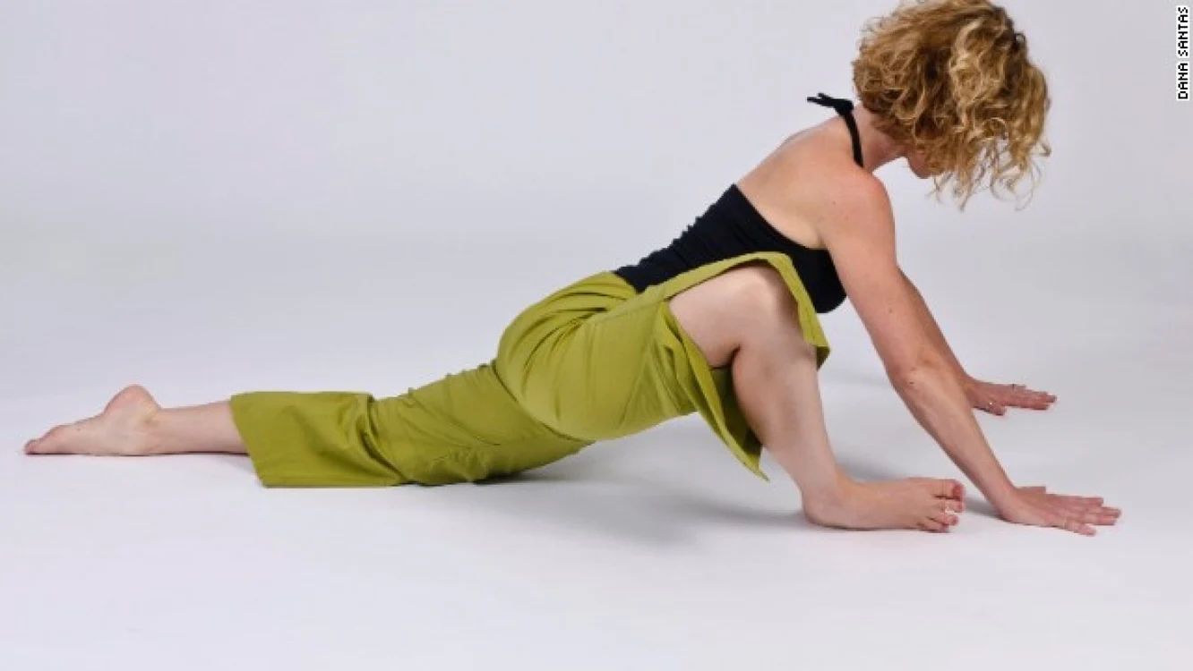 Exerciţiile yoga, executate corect, pot uşura durerile apărute într-o criză de sciatică Fotografii: cnn.com