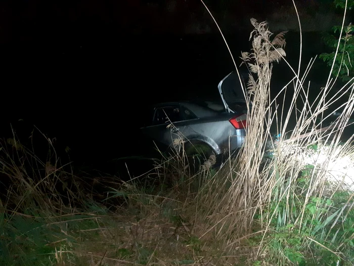 Mașina a fost scoasă la mal cu ajutorul unui utilaj al SVSU Strejești FOTO: ISU Olt