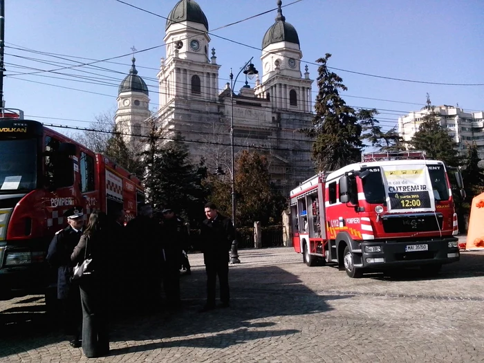 Maşinile pompierilor au fost aliniate pe bulevardul Ştefan cel Mare din Iaşi pentru a mediatiza simularea anticutremur programată pentru 4 martie FOTO Cezar Pădurariu