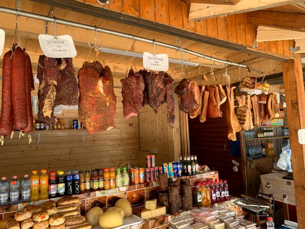 S-au găsit nereguli legate de expunerea la vânzare a produselor alimentare din carne de vânat, fără documente de provenienţă a acesteia FOTO: ANPC