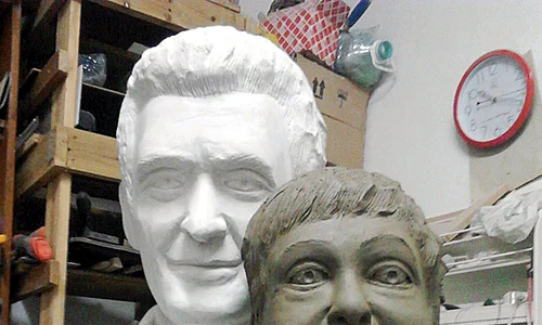 Aşa arată busturile  celor doi actori,  însă Anca l a rugat  pe sculptor să i  retuşeze ridurile jpeg