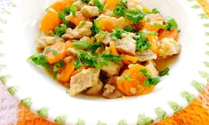 mancare din pulpa de curcan cu ceapa si morcov jpeg