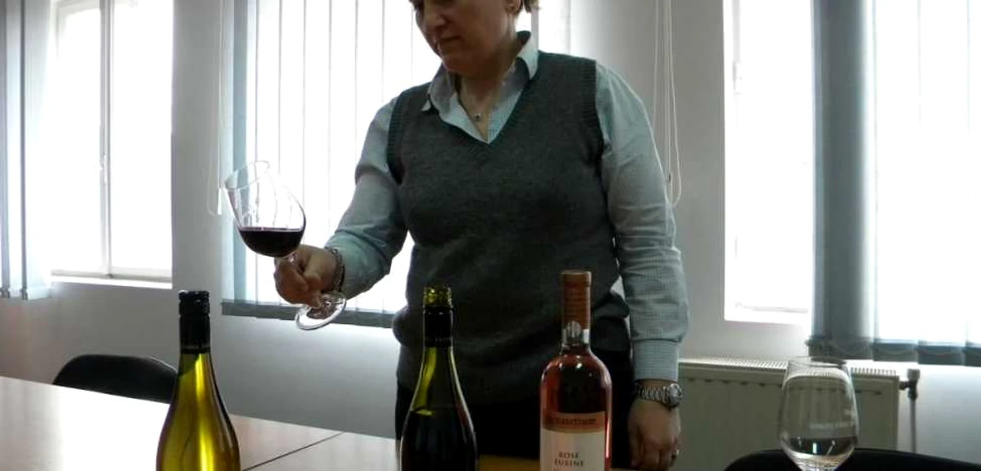 Lorena Deaconu este una dintre puţinele femei oenolog - degustător din România. FOTO Dana Mihai
